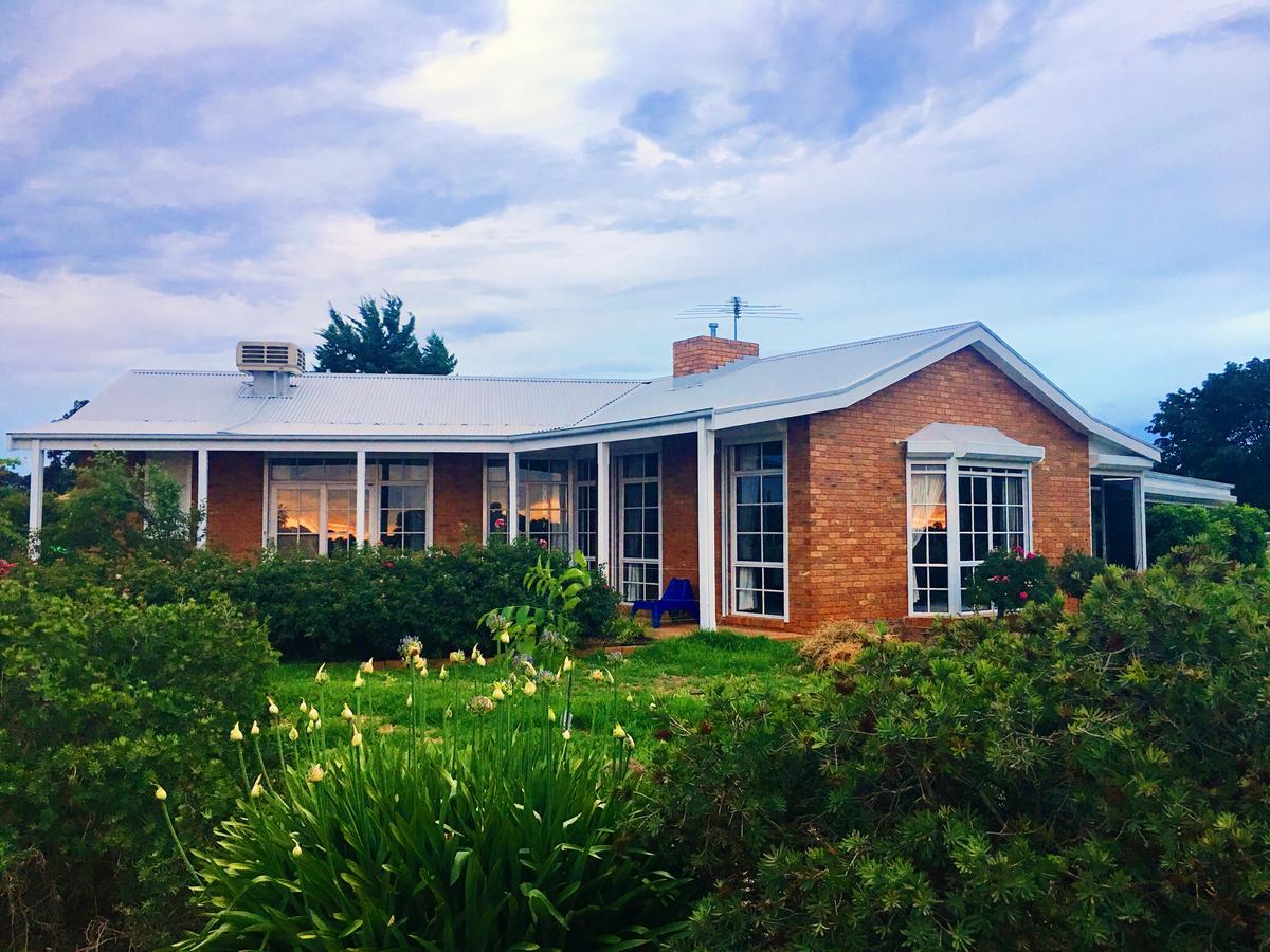 Melbourne Garden Bed And Breakfast Melton South Exterior photo